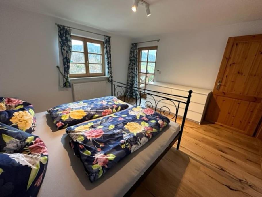 Charmante Farbenfrohe Wohnung Fuer Zwei Fischbachau Esterno foto